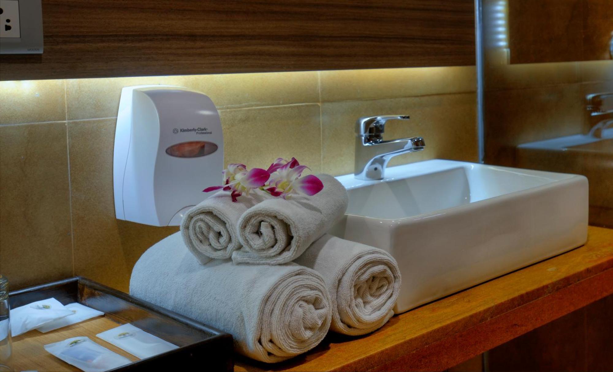 ทรีเฮาส์ เนปจูน Hotel ปณชี ภายนอก รูปภาพ