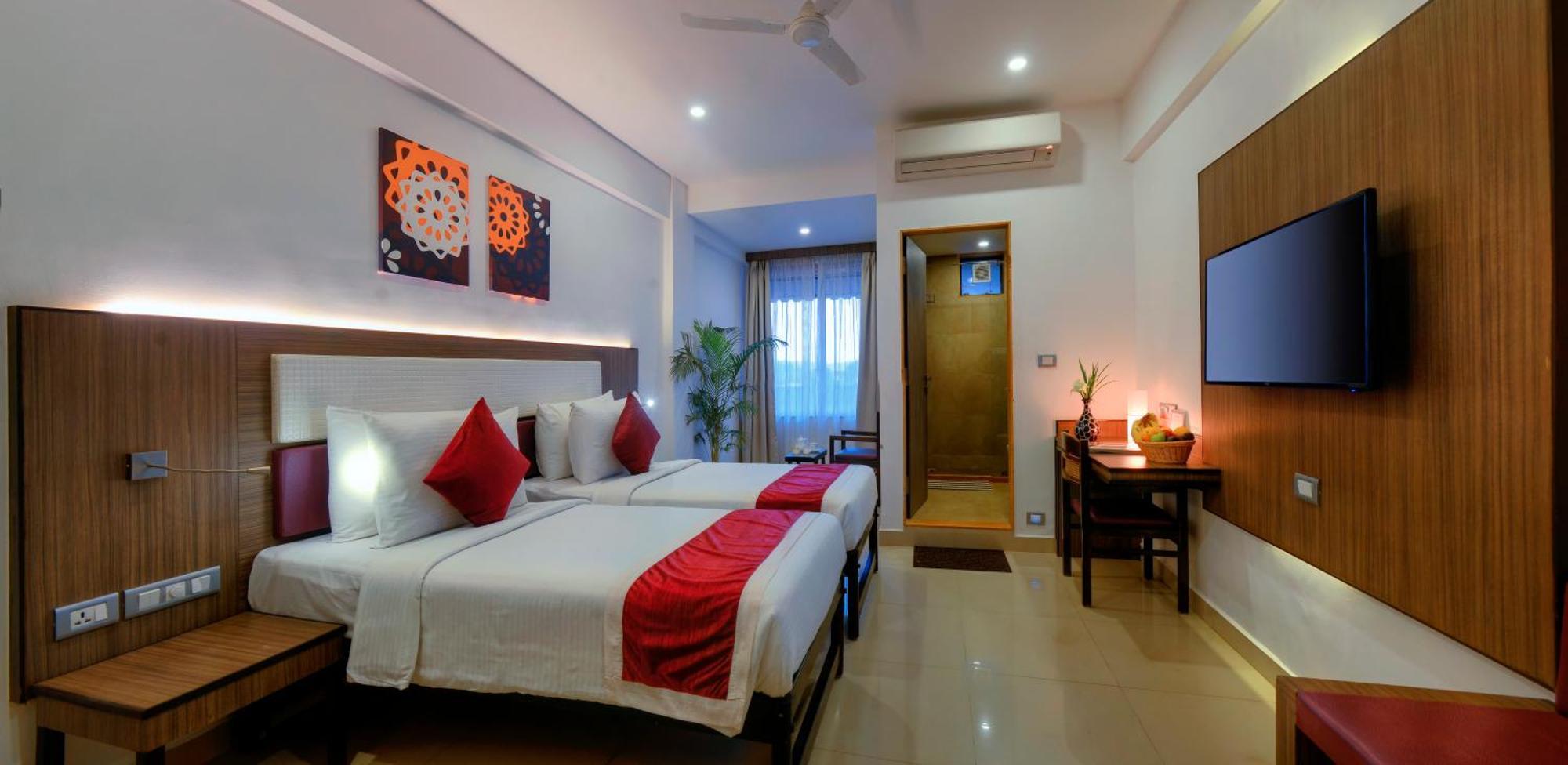 ทรีเฮาส์ เนปจูน Hotel ปณชี ภายนอก รูปภาพ