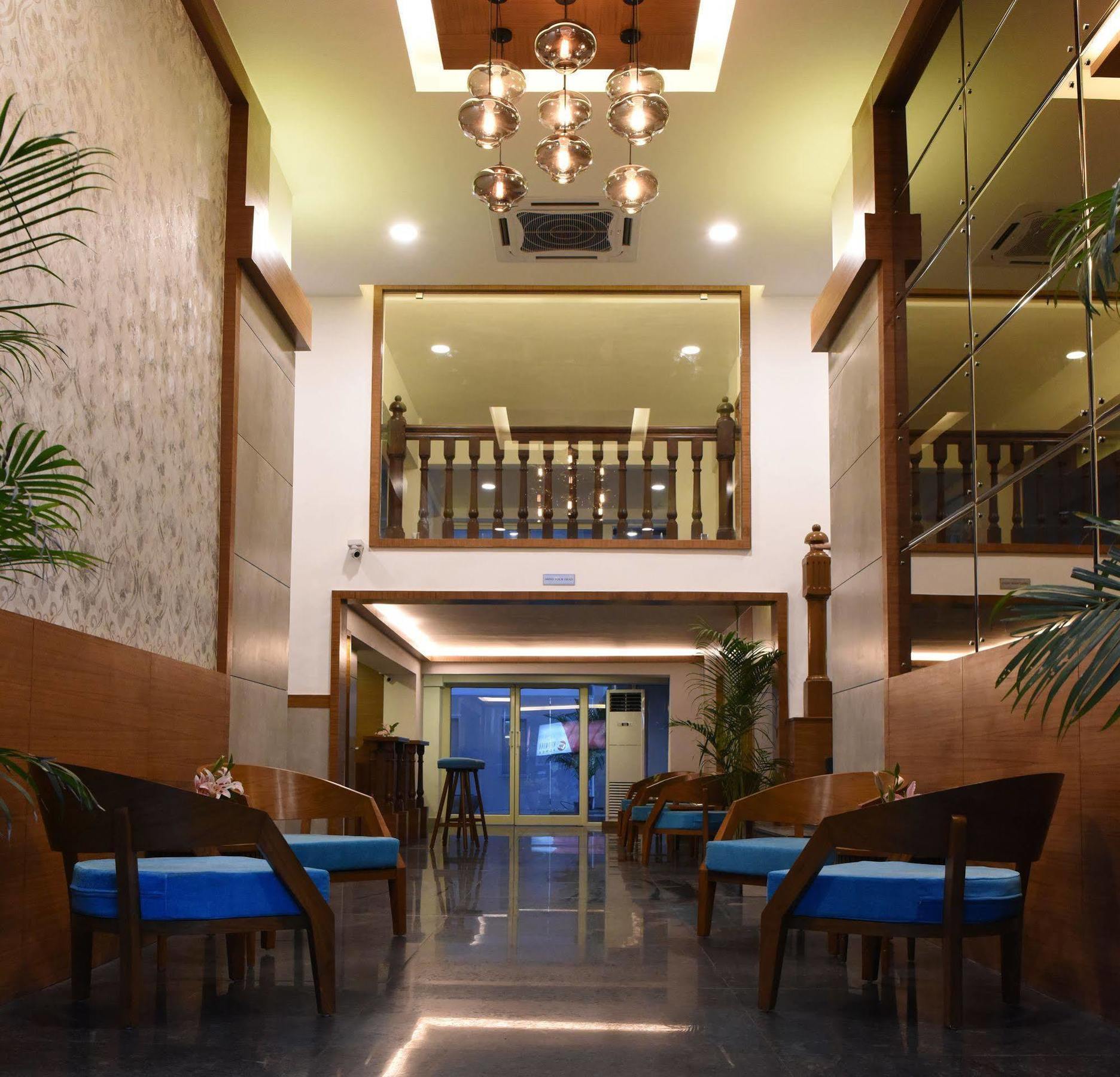 ทรีเฮาส์ เนปจูน Hotel ปณชี ภายนอก รูปภาพ
