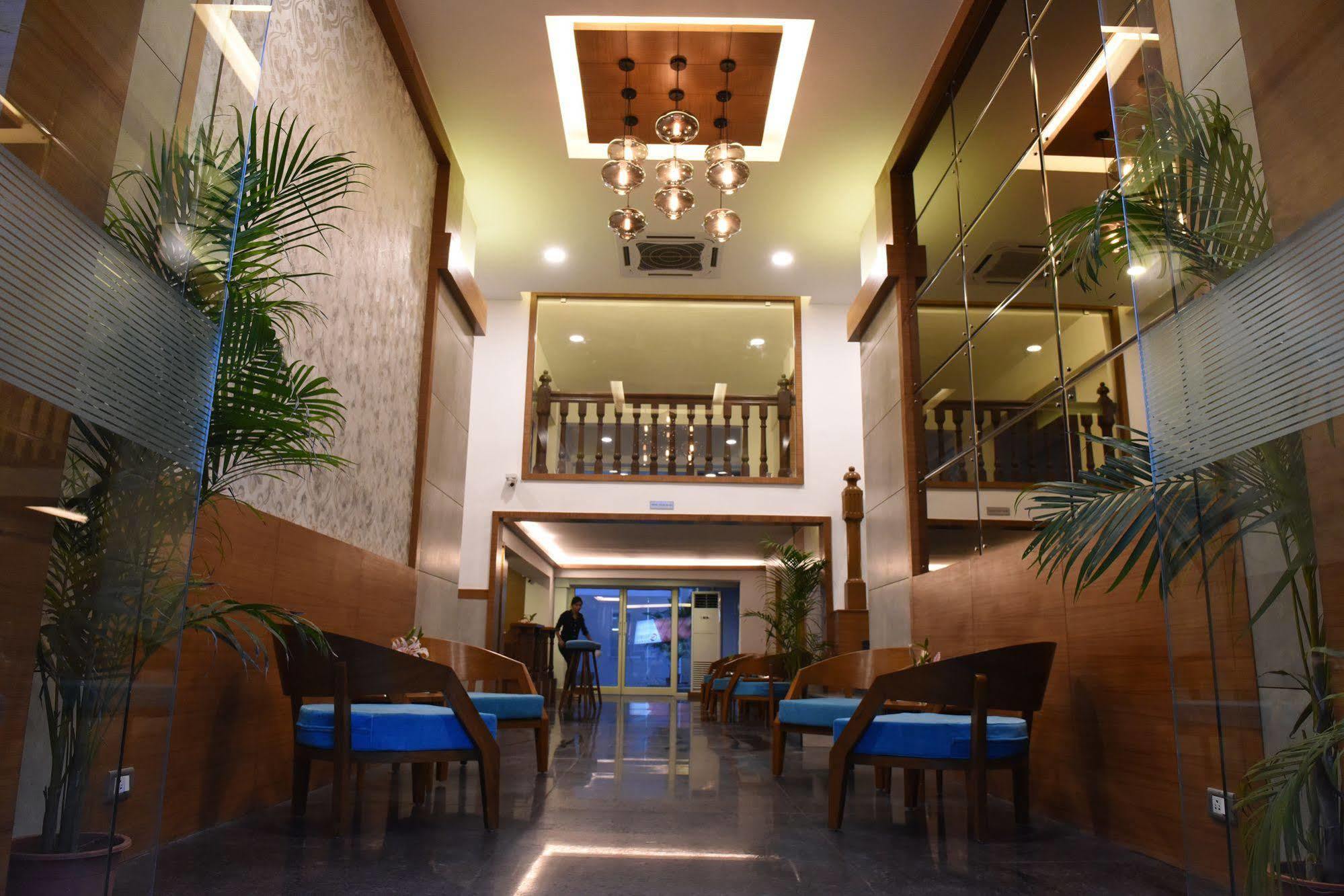 ทรีเฮาส์ เนปจูน Hotel ปณชี ภายนอก รูปภาพ