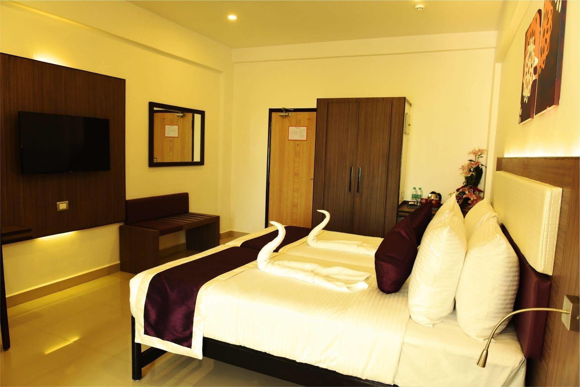ทรีเฮาส์ เนปจูน Hotel ปณชี ภายนอก รูปภาพ