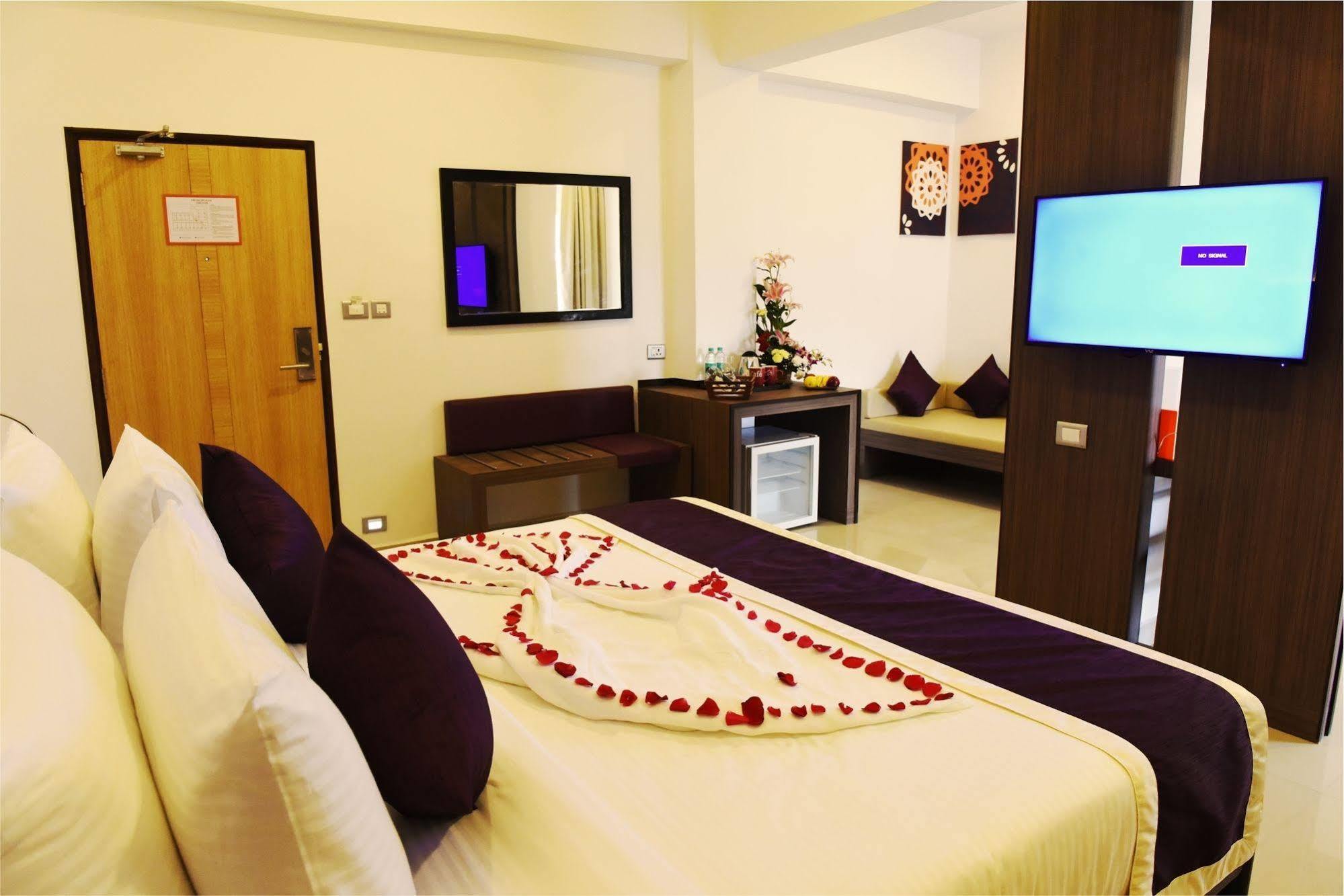 ทรีเฮาส์ เนปจูน Hotel ปณชี ภายนอก รูปภาพ