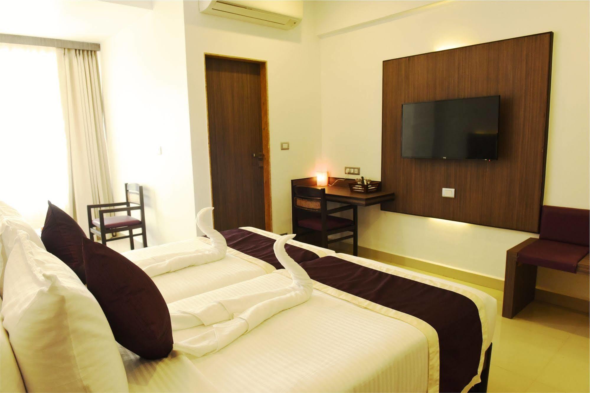 ทรีเฮาส์ เนปจูน Hotel ปณชี ภายนอก รูปภาพ