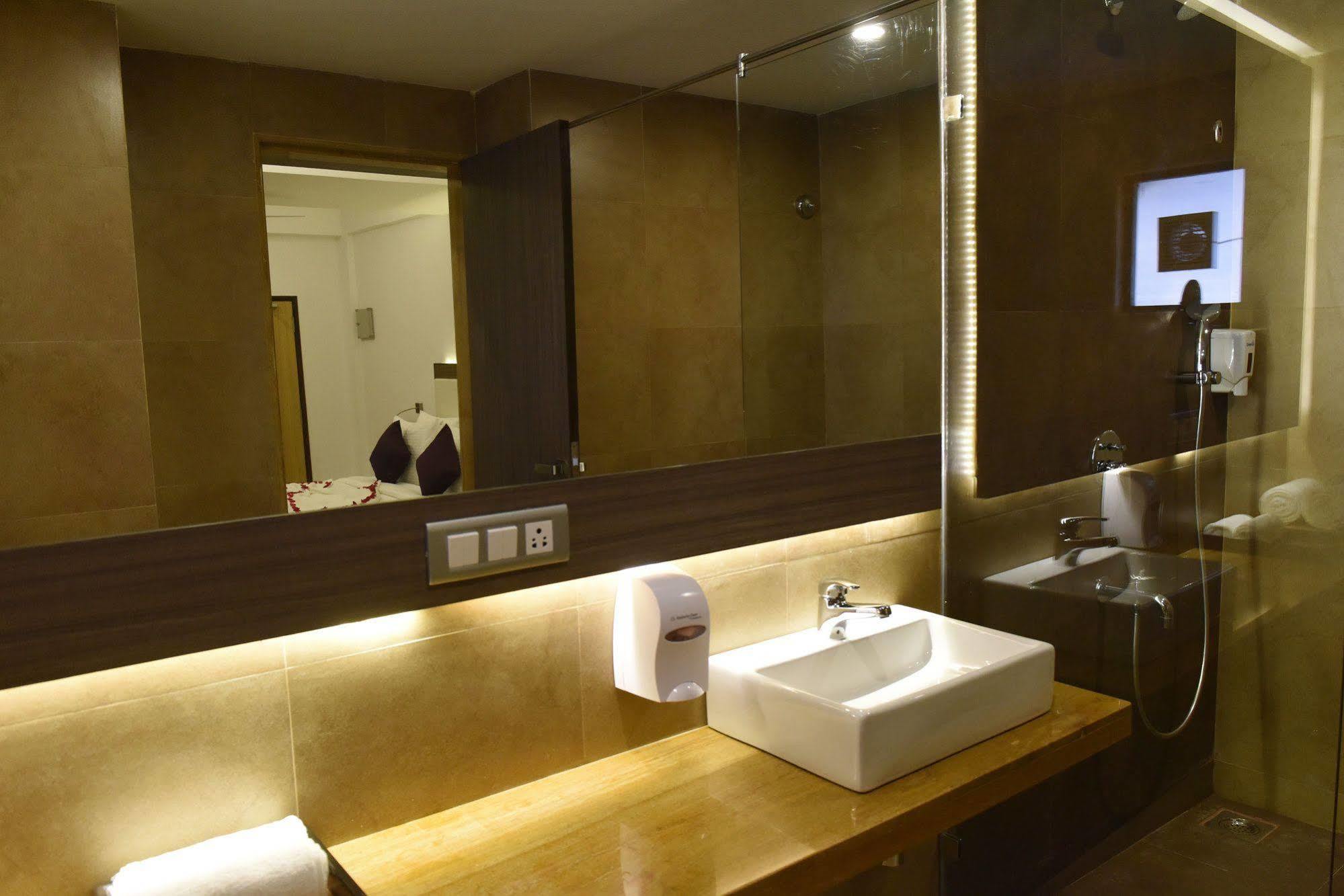 ทรีเฮาส์ เนปจูน Hotel ปณชี ภายนอก รูปภาพ