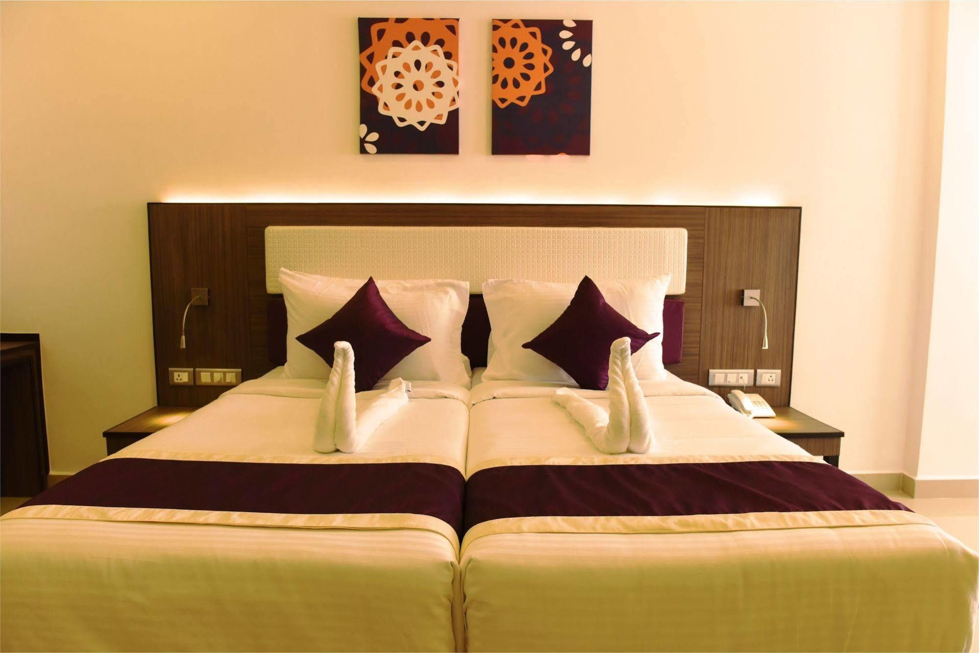 ทรีเฮาส์ เนปจูน Hotel ปณชี ภายนอก รูปภาพ