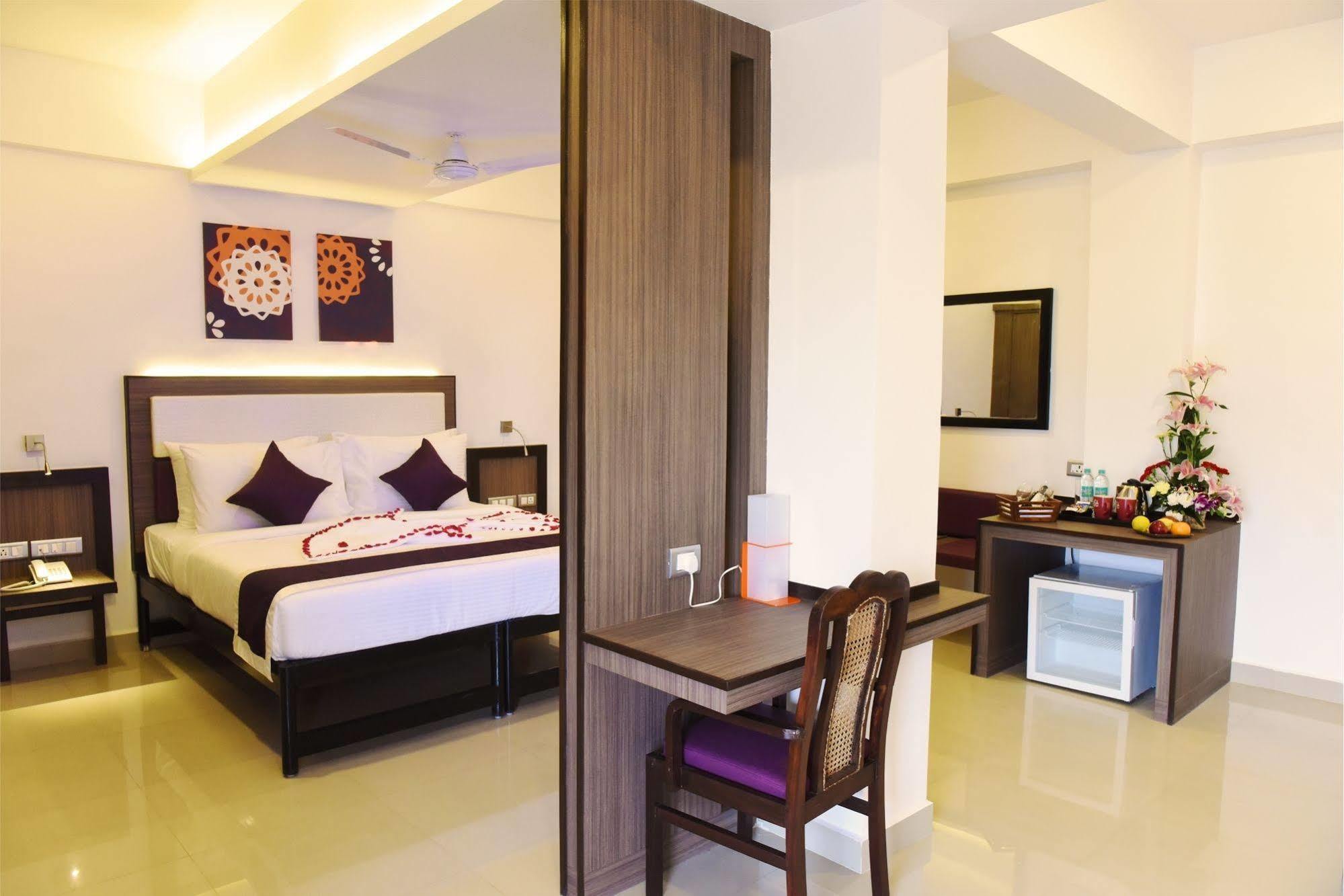 ทรีเฮาส์ เนปจูน Hotel ปณชี ภายนอก รูปภาพ