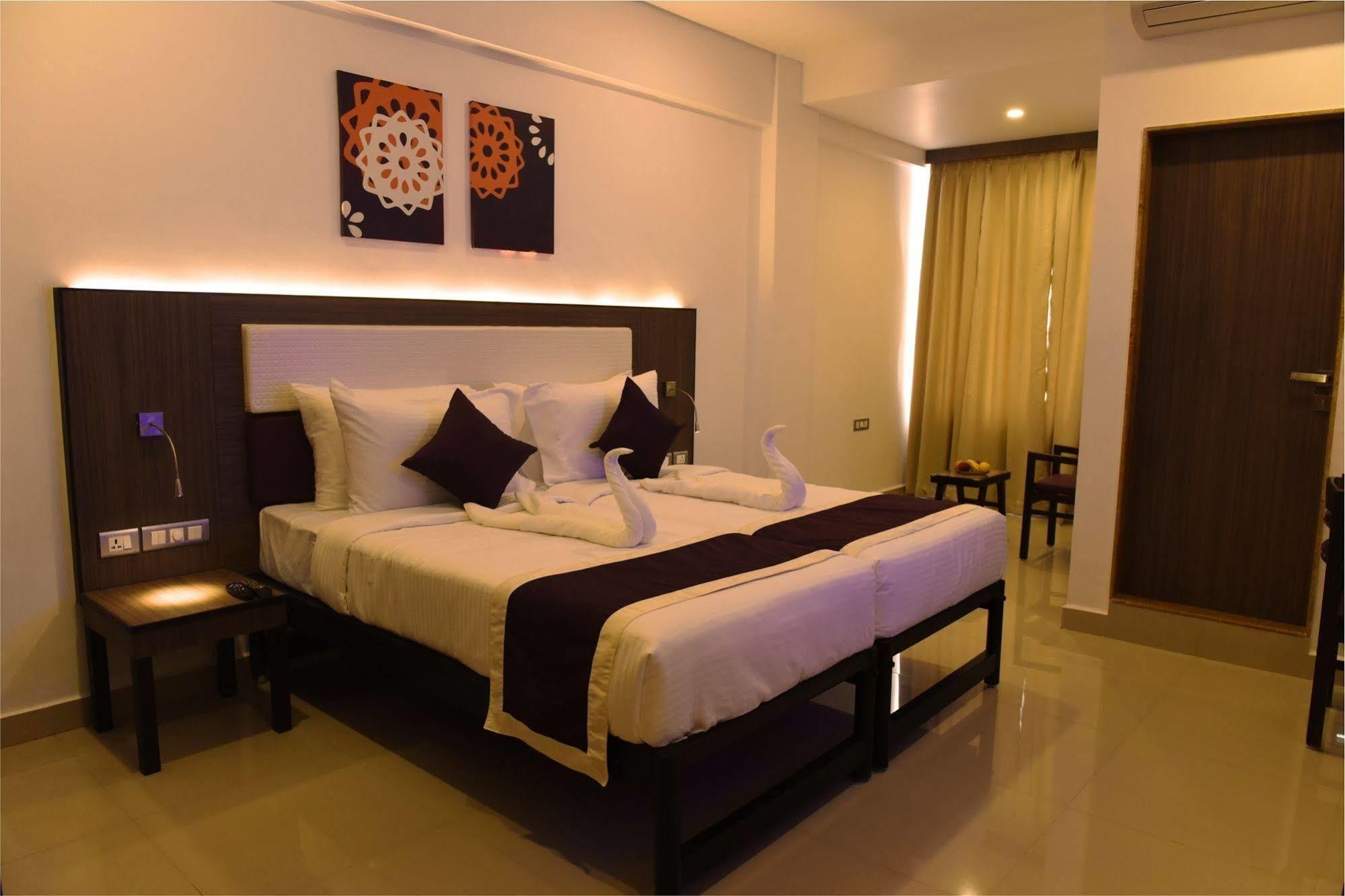 ทรีเฮาส์ เนปจูน Hotel ปณชี ภายนอก รูปภาพ