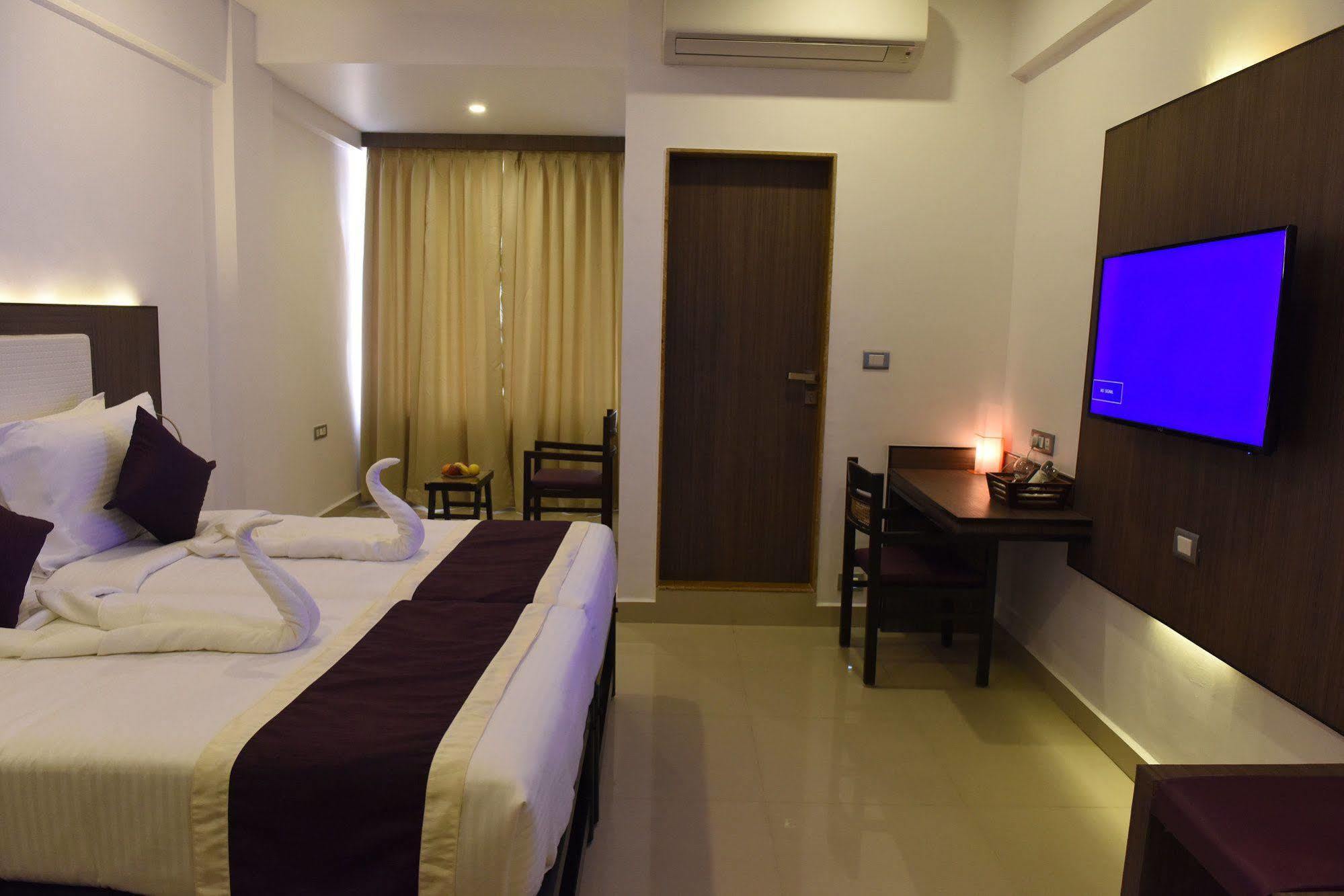 ทรีเฮาส์ เนปจูน Hotel ปณชี ภายนอก รูปภาพ