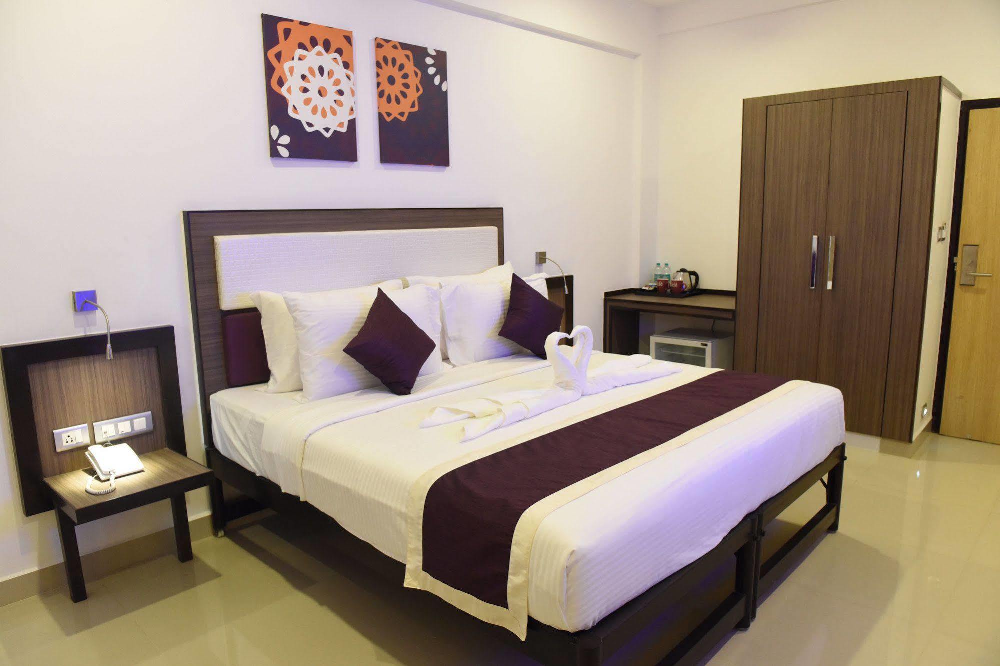 ทรีเฮาส์ เนปจูน Hotel ปณชี ภายนอก รูปภาพ