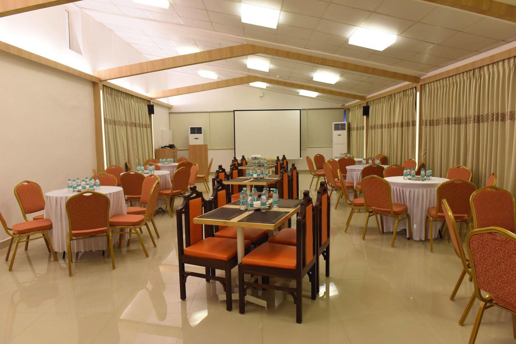 ทรีเฮาส์ เนปจูน Hotel ปณชี ภายนอก รูปภาพ